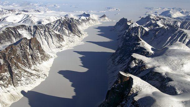 Тъмната зона в ледовете на Гренландия се увеличава показват снимки