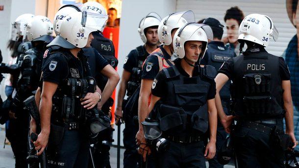 Заповеди за задържане на 360 военни издаде прокуратурата в Истанбул