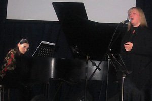 Мецосопраното Галя Павлова изпълнява песен по музика на Де Файя и стихове на Лорка, на пианото – Цветелина Начева