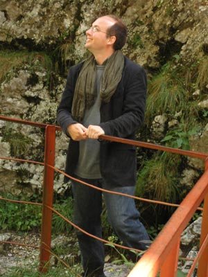 Уил Бъкингам до пещерата Дяволското гърло близо до Триград по време на пътуването му в България през 2007 г.