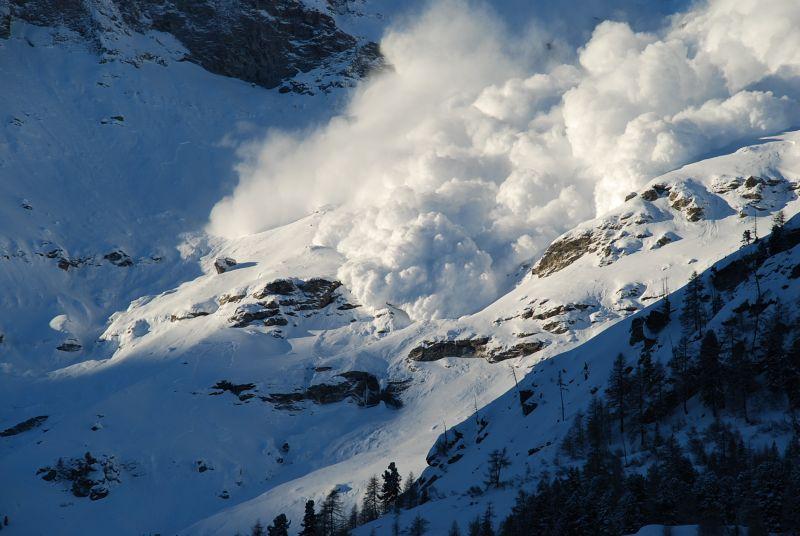 Четирима туристи загинаха при падането на лавина във френските Алпи