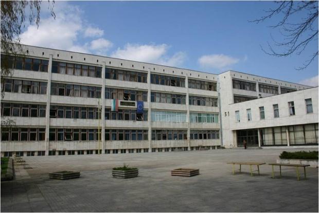 Училищният звънец в Езиковата гимназия Гео Милев в Добрич бие
