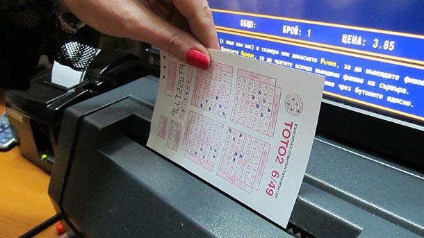 Много хора смятат че да търкаш лотарийни билети е най прекият
