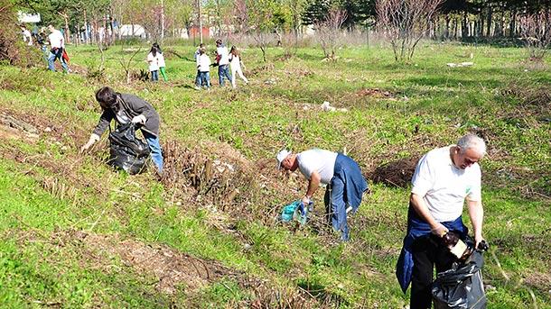 Десетки граждани се включиха в почистването на района на старата