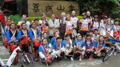 Участниците в инициативата на Радио Китай за чужбина и местните хора в планинското село в Дзинуо в Сишуан Банна