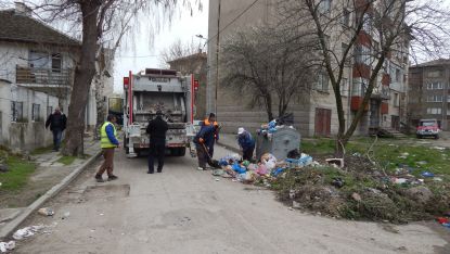  Продължава извозването на боклука във Видин с кола и работници от Общината