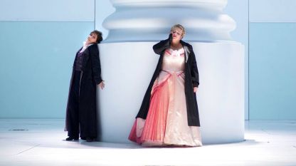Моника Бачели (Секст) и Карина Говен (Вителия) в спектакъл на „Театро Реал“ в Мадрид на операта „Милосърдието на Тит“ от Моцарт