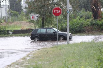 Проливен дъжд наводни част от ниските улици на Котел днес