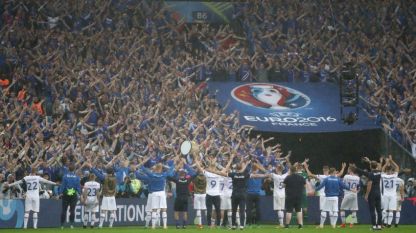Исландските фенове приветстват националния отбор на Исландия за достойното му представяне на Евро 2016