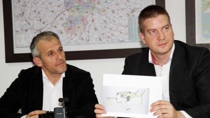 Йордан Йовчев и кмета Живко Тодоров показват проекта на нов спортен обект