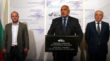 Reformist Bloc Co-Chairman Radan Kanev, PM Boyko Borissov and MRF leader Lyutvi Mestan (left to right) announce in parliament the compromise reached on judicial system reforms.