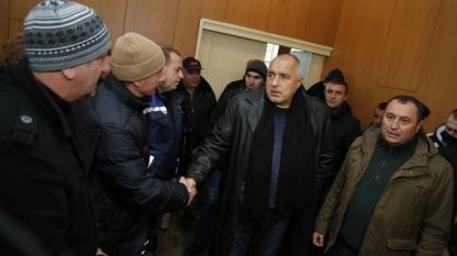 Премиерът в оставка Бойко Борисов с жители на Хитрино. Кметът Нуридин Басри е на снимката вдясно..