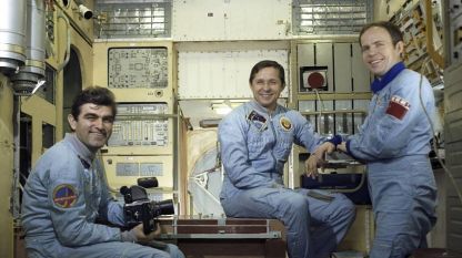Екипажът на космическия кораб „Союз ТМ-5” Александър Александров, Виктор Савиних и Анатолий Соловьов