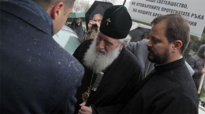 Le Patriarche Néophyte parmi les participants à la marche silencieuse devant l'immeuble du Saint Synode