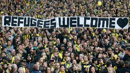 Болельщики футбольного клуба Боруссия Дортмунд приветствуют иммигрантов со слоганом 