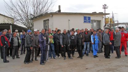 Строители на магистрала "Марица" протестират пред офиса на "Пътни строежи"