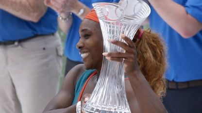 Серина Уилямс с трофея от турнира в Маями
