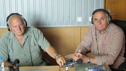 Проф. Димитър Пеев (вляво) и Симеон Идакиев в студиото на предаването.
