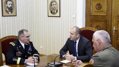 Държавният глава Румен Радев се срещна с Върховния командващ Съюзното командване на НАТО по операциите генерал Къртис Скапароти