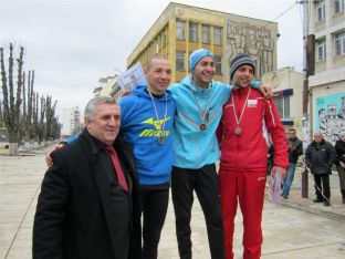 Кмета Иван Аспарухов, Европейският и Балкански вицешампион Митко Ценов и неговия треньор Йоло Николов в синьо
