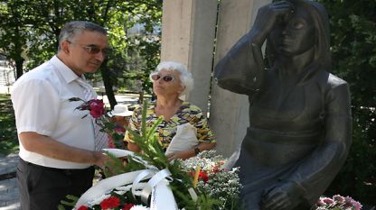 Д-р Тотко Найденов - инициатор на отбелязването на Деня на Спасението, пред паметника на медицинските чинове, загинали във войните, който се намира пред ВМА
