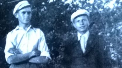 Йордан Първанов от Белоградчишко (вдясно) правил дървени налъми за себе си и приятеля си Лазар по време на Втората световна война