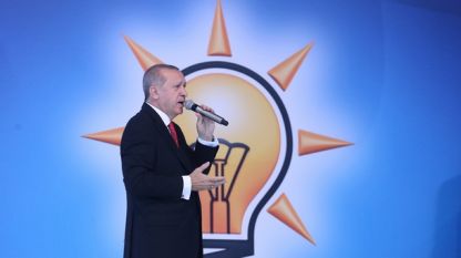 Турският президент Реджеп Ердоган говори на предизборна проява на фона на логото на Партията на справедливостта и развитието. 