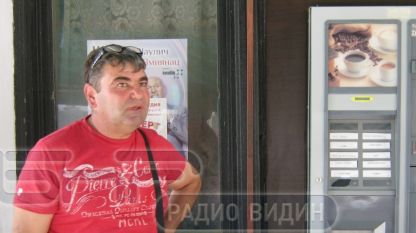 Венцислав Бордияшев показва автомата за кафе, за който твърди, че на няколко пъти е разбиван само за месец