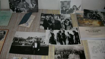 Архивни снимки и документи, подредени в памет на Петър Хаджипетров
