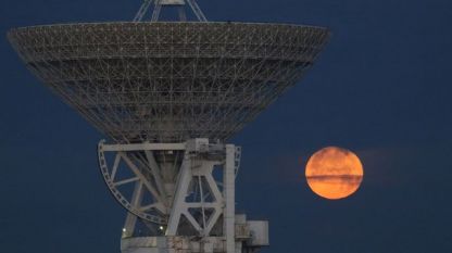 Супер Луна - когато естественият спътник на Земята изглежда 14% по-голям и 30% по-ярък, на 2 януари 2018 г. в Крим.