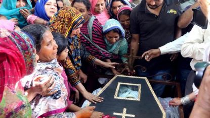В Лахор много почернени семейства днес погребват близките си, загинали в атентата