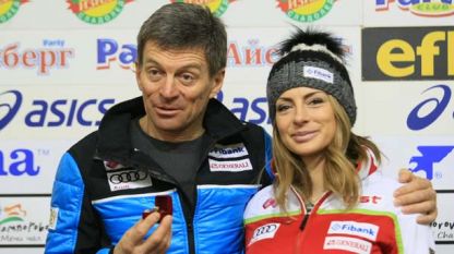 Сани Жекова и баща ѝ Виктор позират с наградата