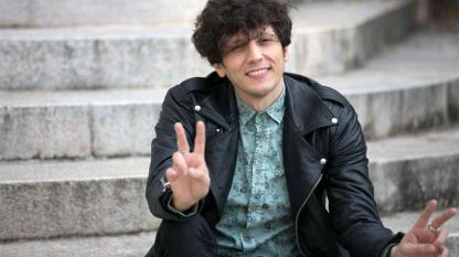 Италианският певец от албански произход Ермал Мета взе трета награда на фестивала в Санремо за песен, посветена на насилието над жени