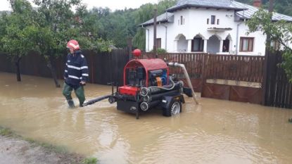 Отводняване на наводнено село в Румъния