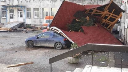 Падналият покрив в двора на болницата затисна 3 коли