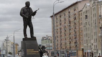 Паметникът на Михаил Калашников - изобретател на легендарния АК-47, в Москва.