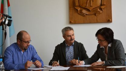 Кметът Златко Живков подписа договор с Яна Кирилова - представител на Обединение  „МОНТАНА - ПРОГРАМА КАВ 2017