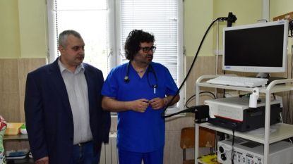 Доктор Ангел Бонев (вдясно), завеждащ отделение по гастроентерология към МБАЛ във Враца с новата апаратура