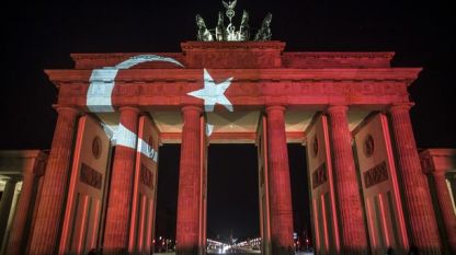 Бранденбургската врата в Берлин е обагрена в цветовете на турското знаме след атентата в клуб в Истанбул в новогодишната нощ