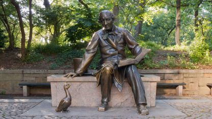 Паметникът на писателя и грозното патенце в Сентръл парк в Ню Йорк. 