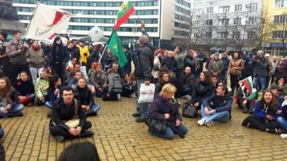 Продължават студентските протести пред парламента