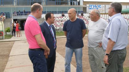 Любомир Симов /в средата/ разговаря с кмета Герго Гергов, областния управител Момчил Станков и членове на Управителния съвет.