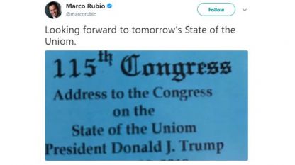 Сенаторът републиканец Марк Рубио пусна в туитър снимка на сгрешената покана и я коментира, но не особено злъчно.