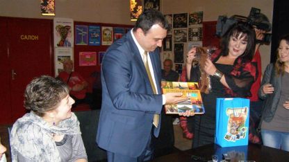 Книга за остров Сахалин е сред подаръците, които видинският кмет Герго Гергов получи от директора на кукления театър в Южен Сахалин Антонина Добролюбова