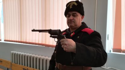 Пламен Николов показва револвер, какъвто е имал и Левски.