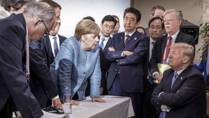 На срещата на Г-7 в Канада президентът на САЩ Доналд Тръмп (седнал) се обяви за връщането на Русия във формата