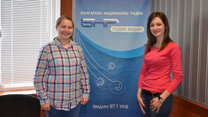 Андреа Петрова (вляво) и Мирела Миткова от Видин заеха министерски постове за един ден в инициативата 