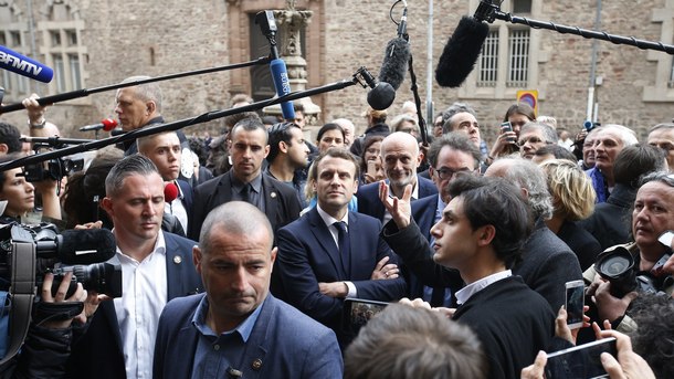 Еманюел Макрон (в средата) е сочен за почти сигурен победител