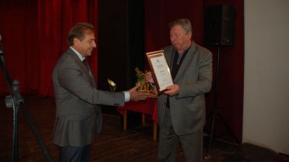 Кметът на общината Иван Барзин (в дясно) получи награда.