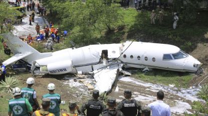 Спасителни екипи на мястото на катастрофата на летището на Тегусигалпа.